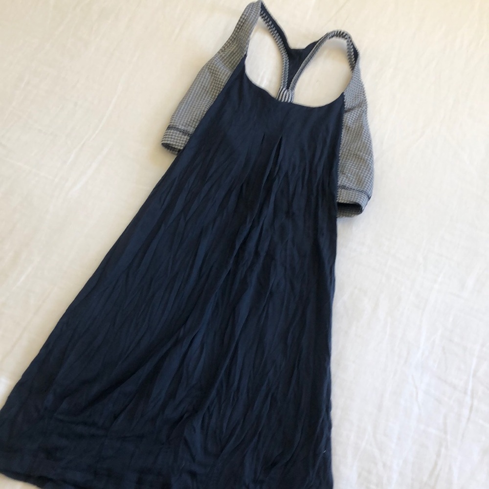 Lululemon workout top, size 4. Navy